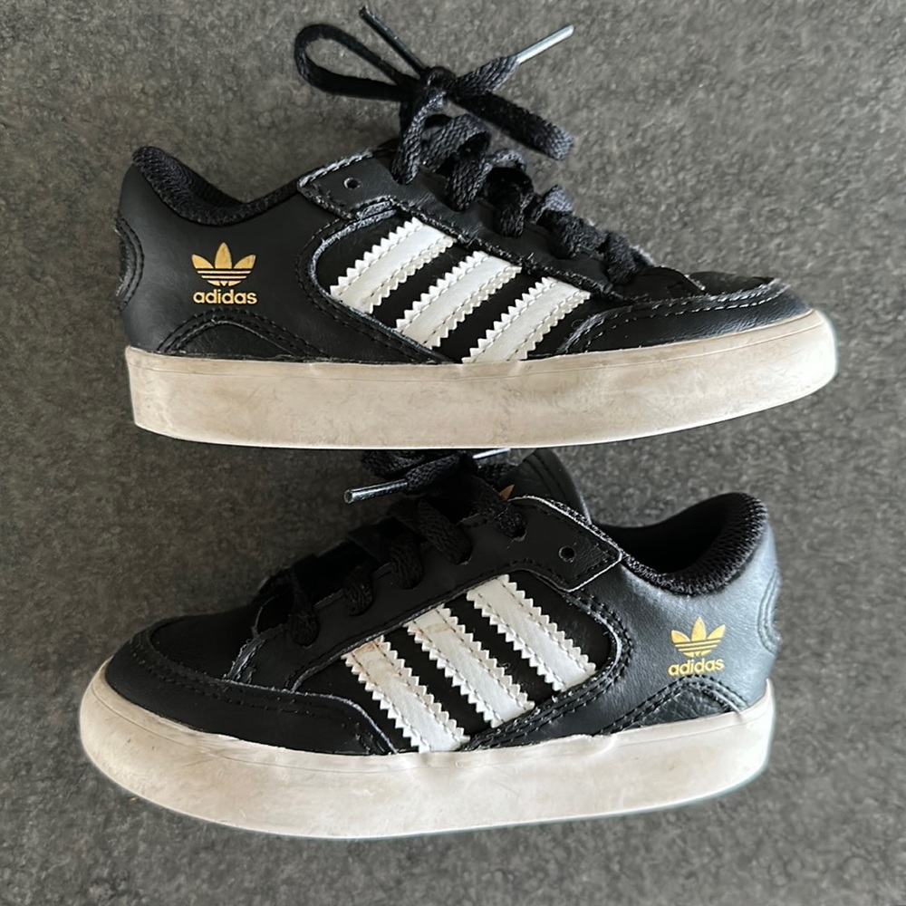 Adidas black white stripes toddler boys 7